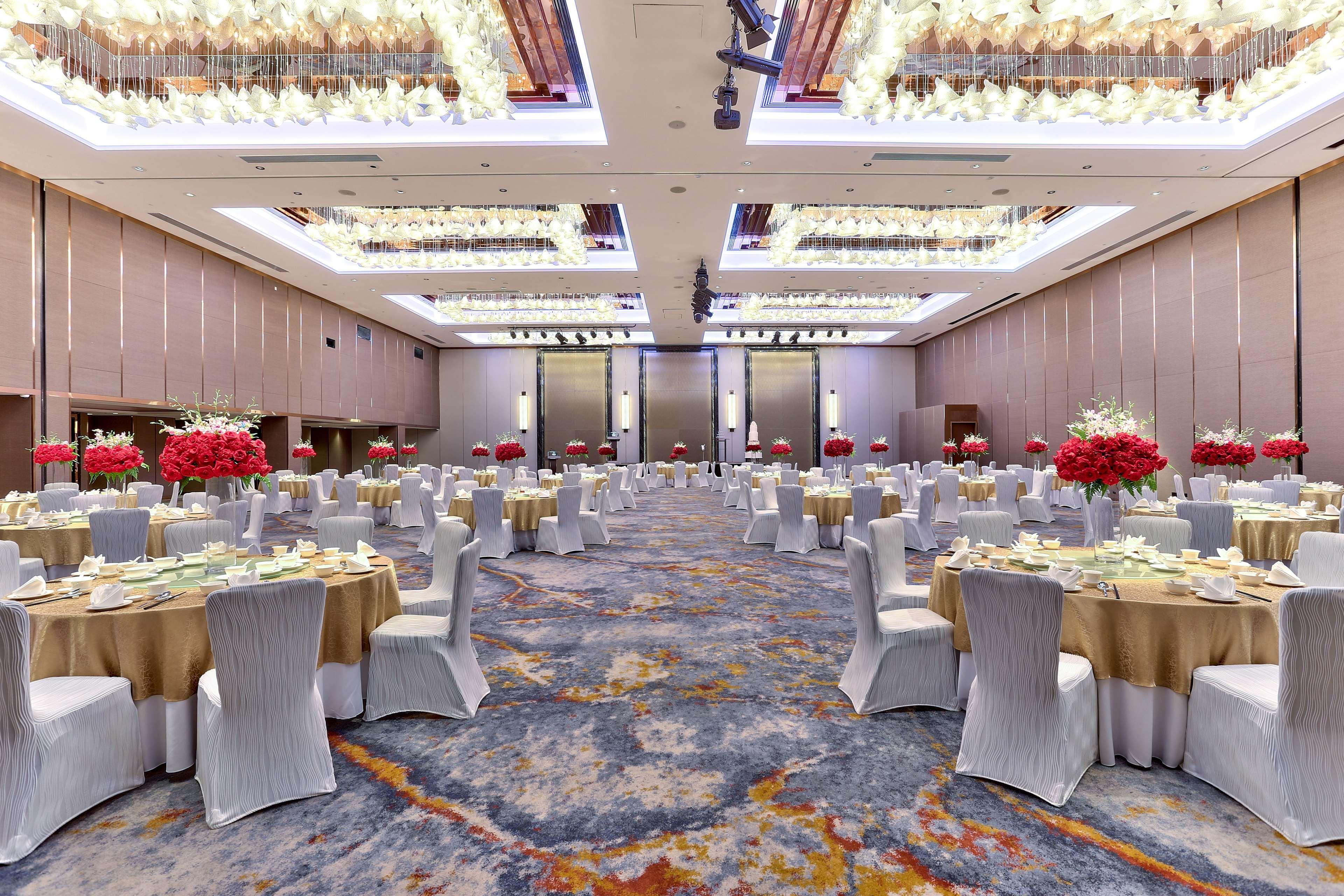 Отель Hilton Кота-Кинабалу Экстерьер фото The Grand Ballroom
