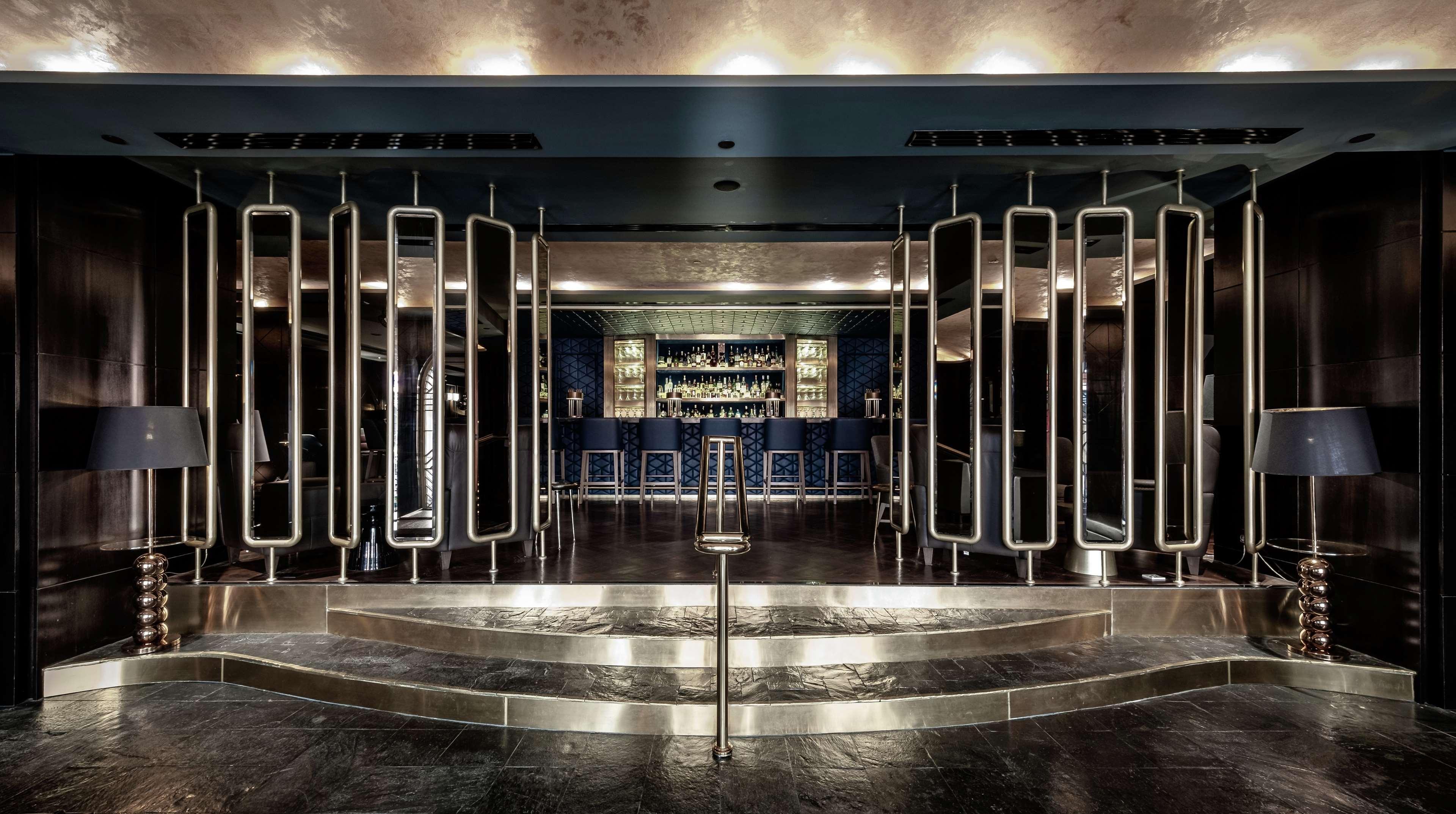 Отель Hilton Кота-Кинабалу Экстерьер фото The bar at the London Edition