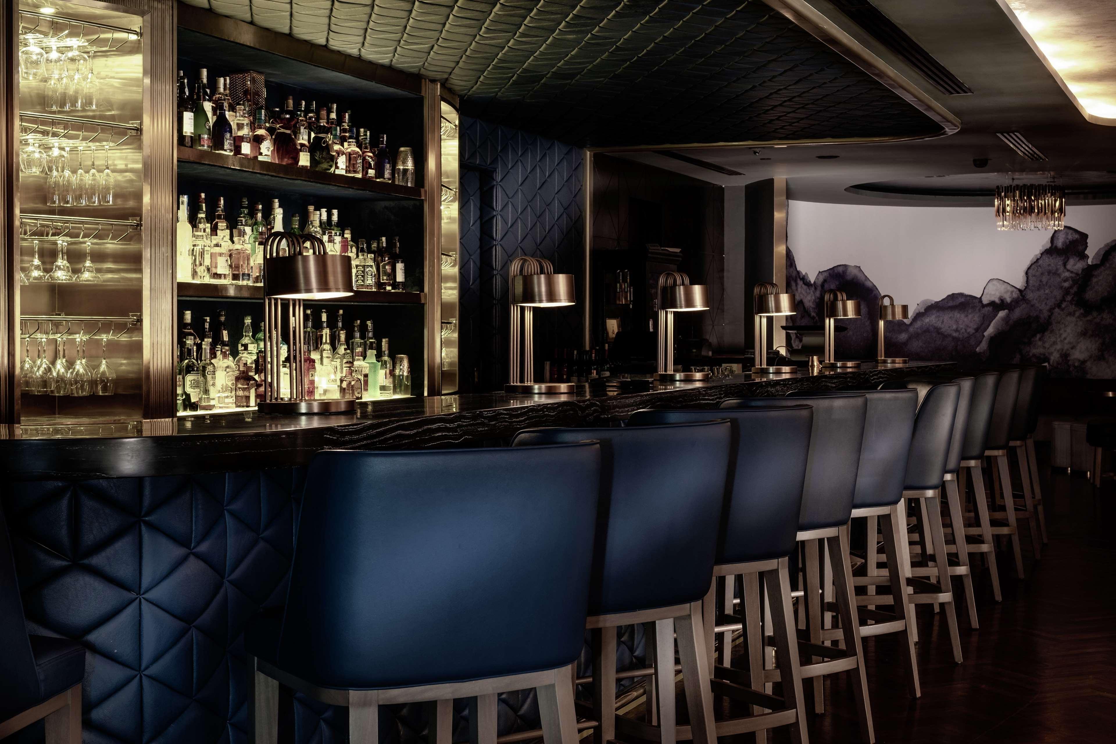 Отель Hilton Кота-Кинабалу Экстерьер фото The bar at the London Edition