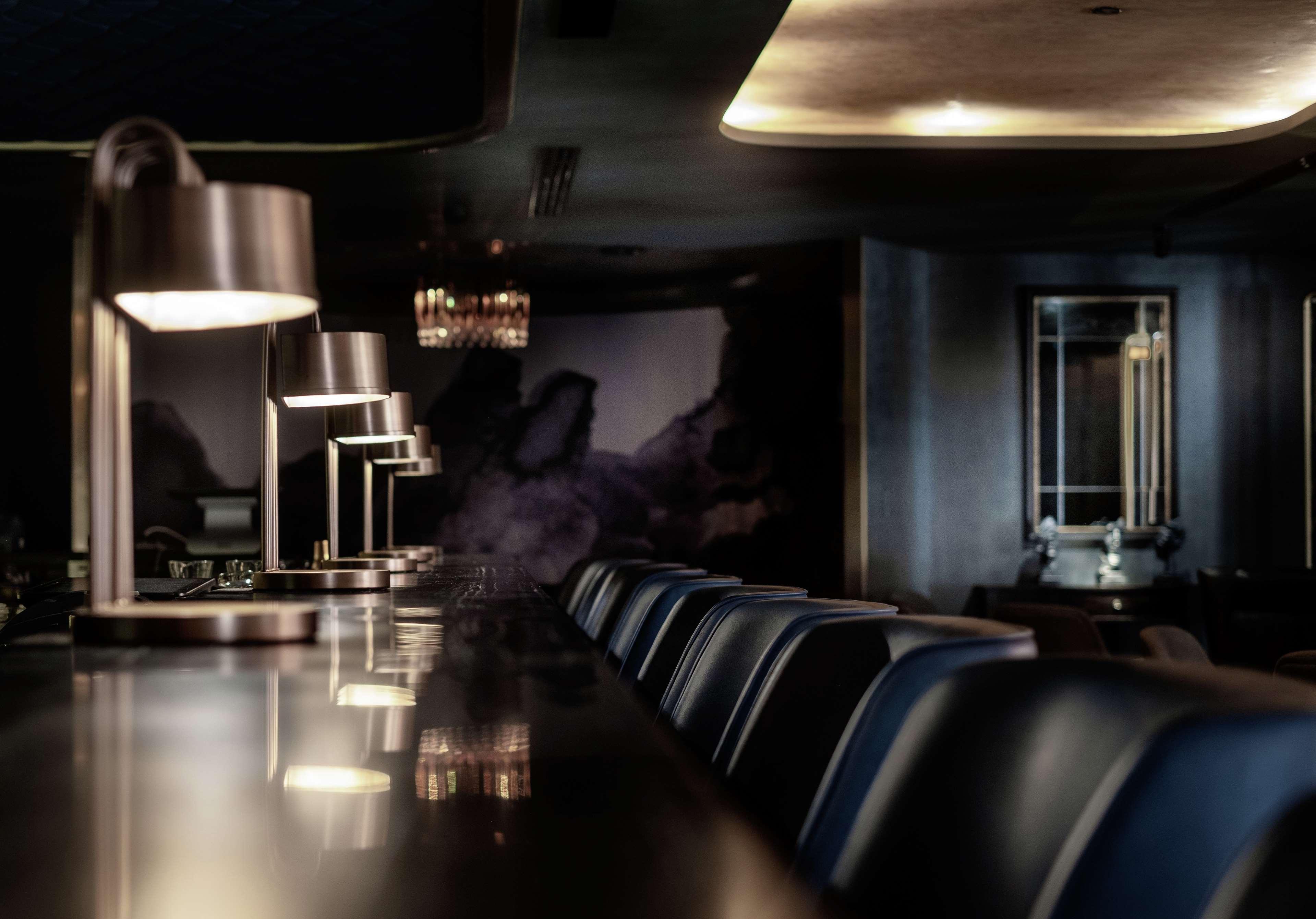 Отель Hilton Кота-Кинабалу Экстерьер фото The bar at the London Edition