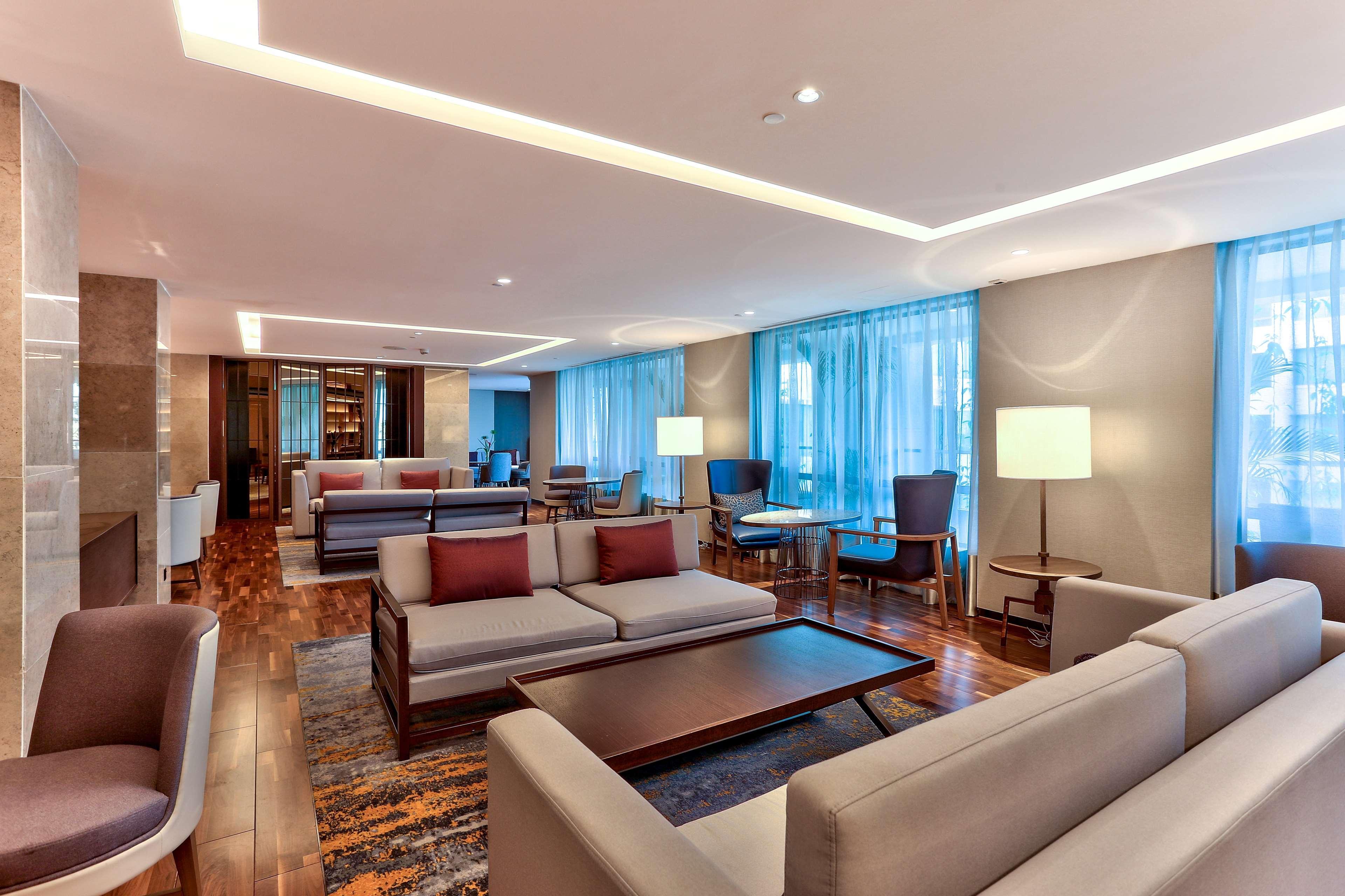 Отель Hilton Кота-Кинабалу Экстерьер фото The lounge at the airport