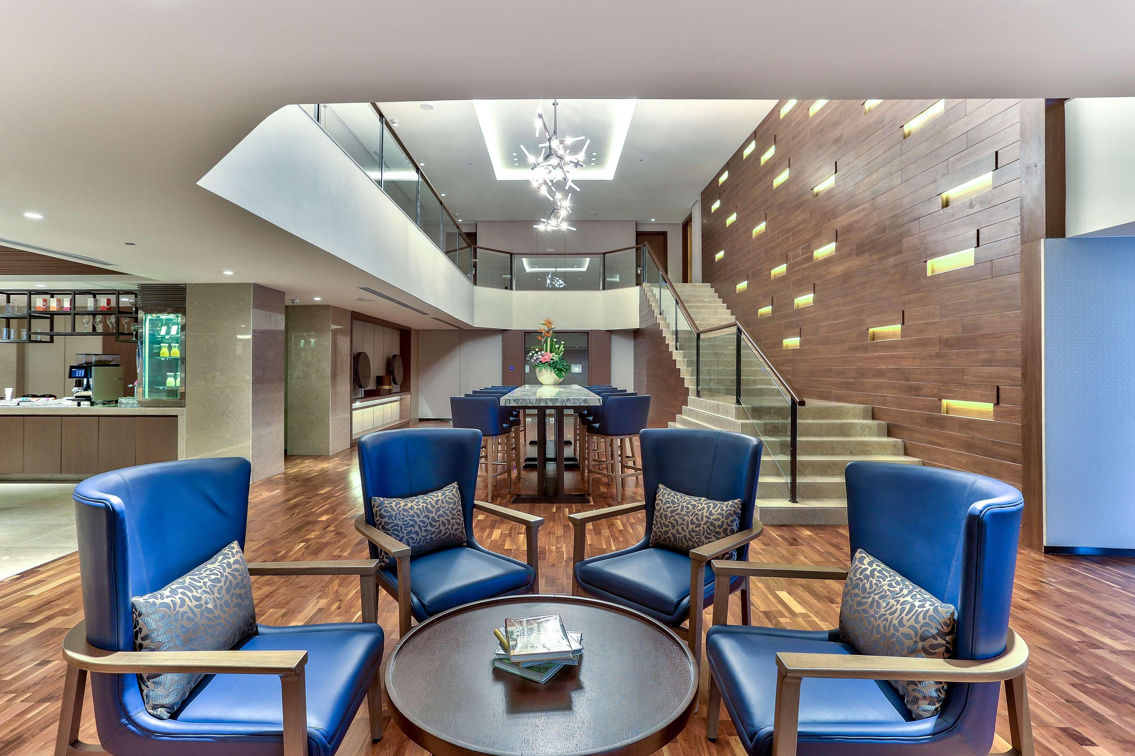 Отель Hilton Кота-Кинабалу Экстерьер фото The interior of the lounge