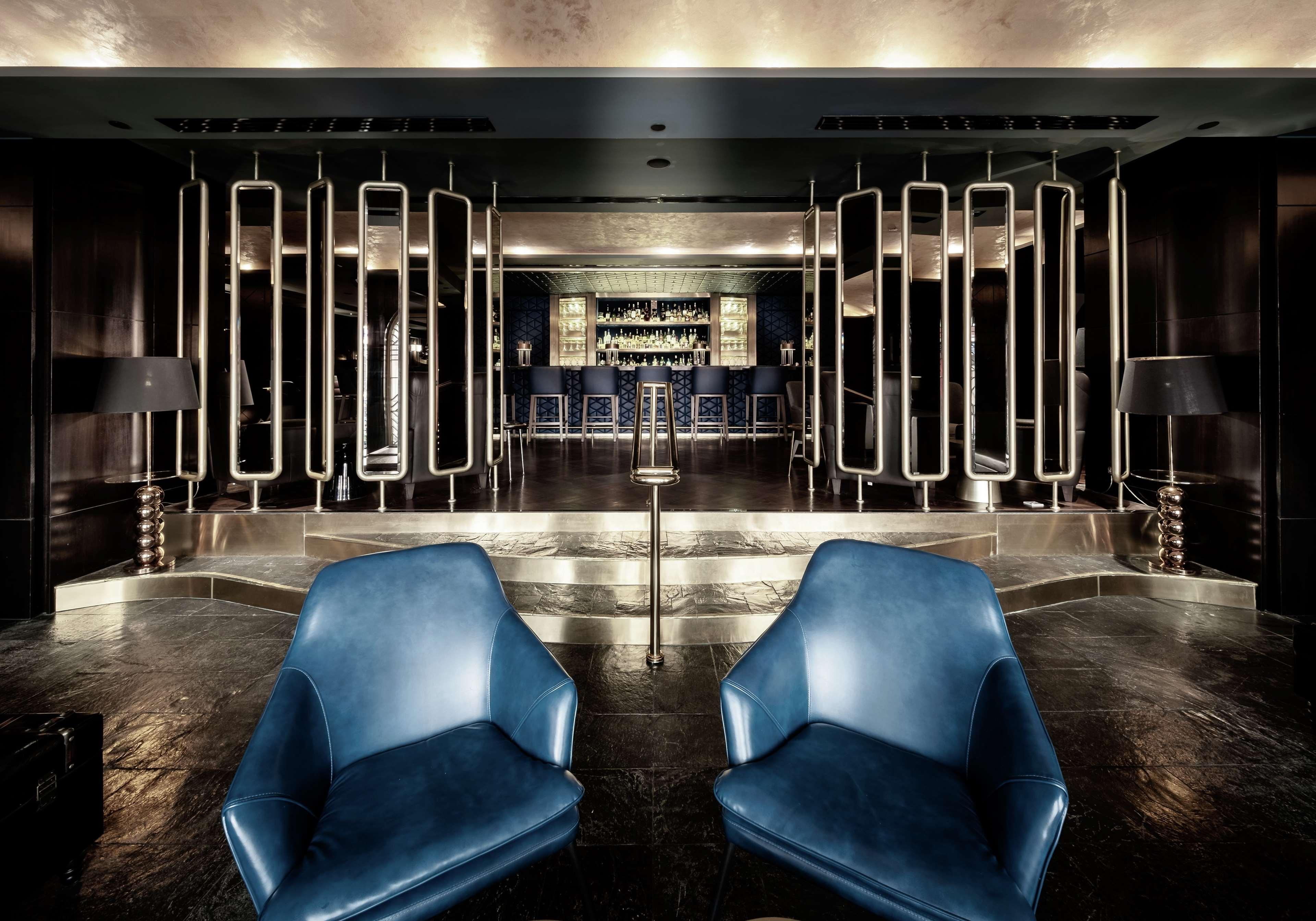 Отель Hilton Кота-Кинабалу Экстерьер фото The bar at the 100 Queen's Gate