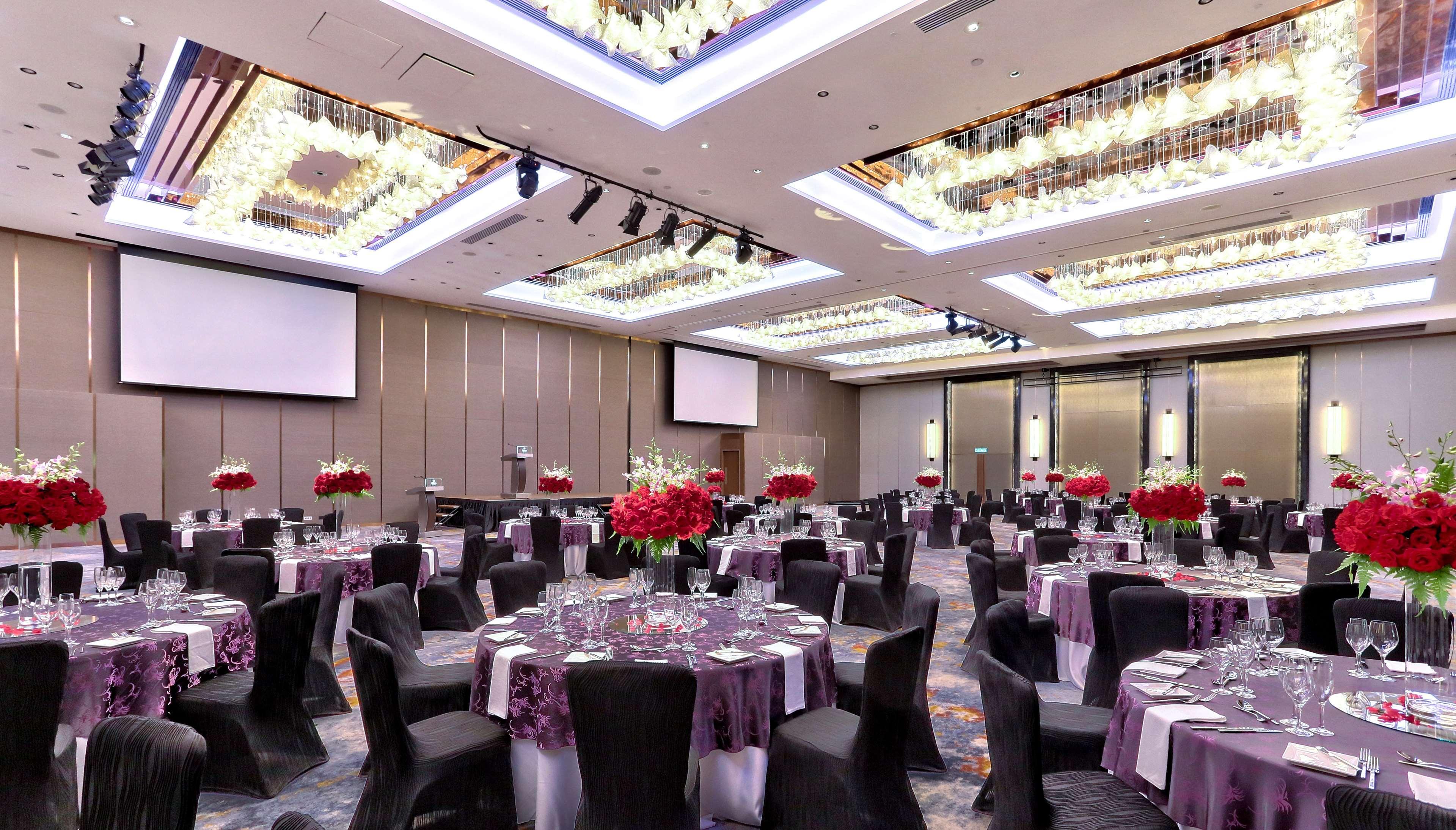 Отель Hilton Кота-Кинабалу Экстерьер фото The ballroom of the hotel