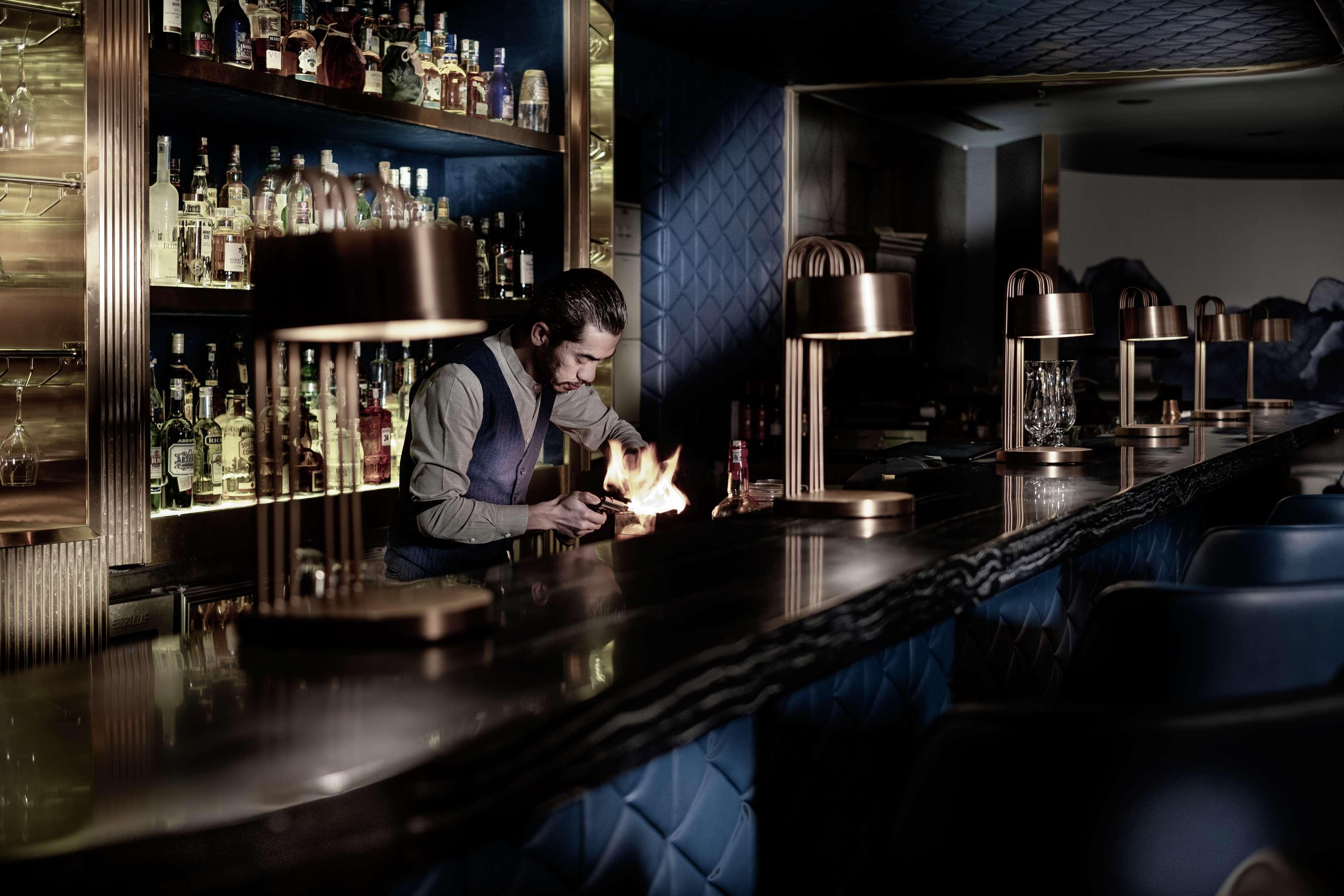 Отель Hilton Кота-Кинабалу Экстерьер фото The bar at the London Edition