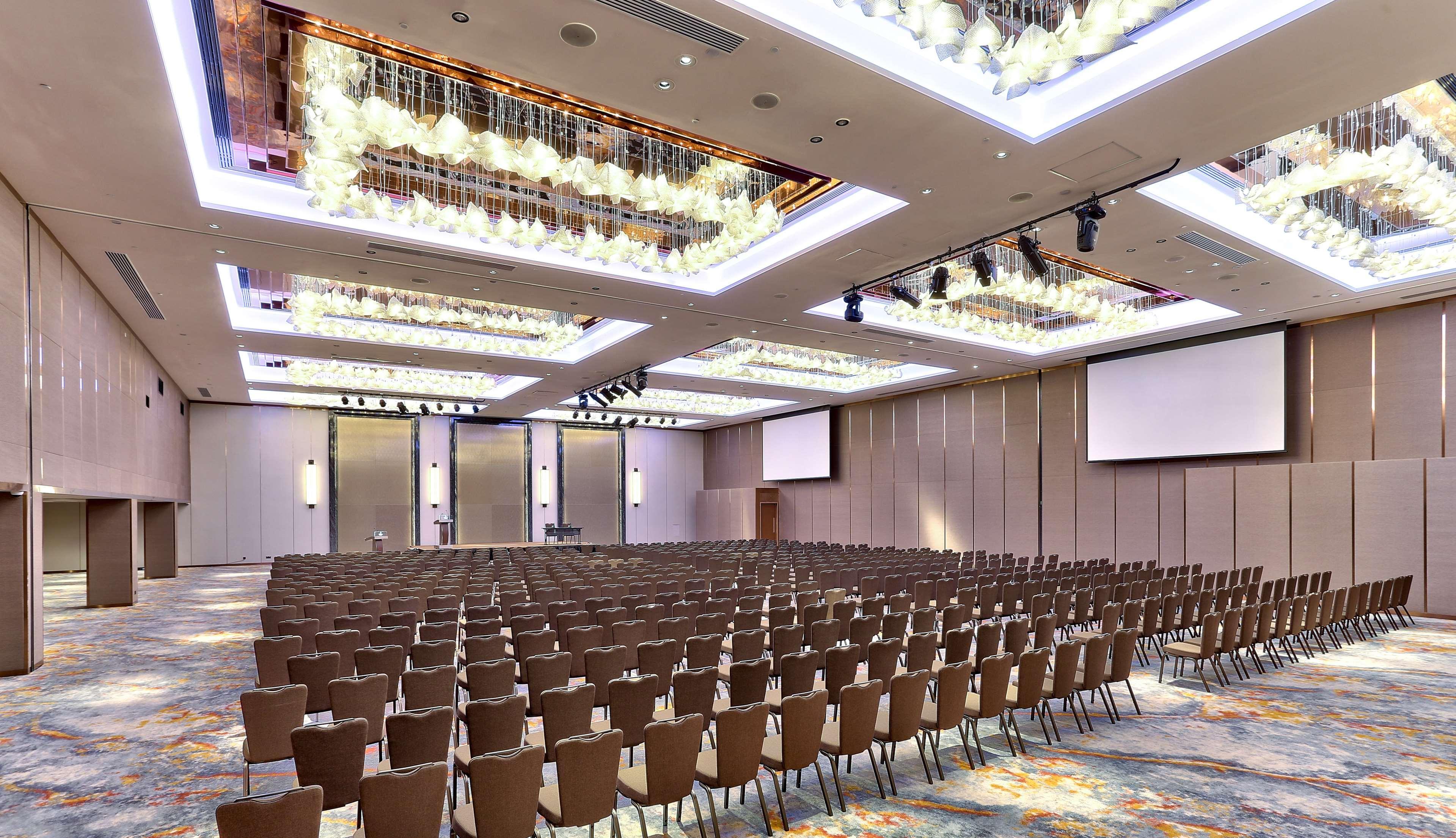 Отель Hilton Кота-Кинабалу Экстерьер фото The Grand Ballroom