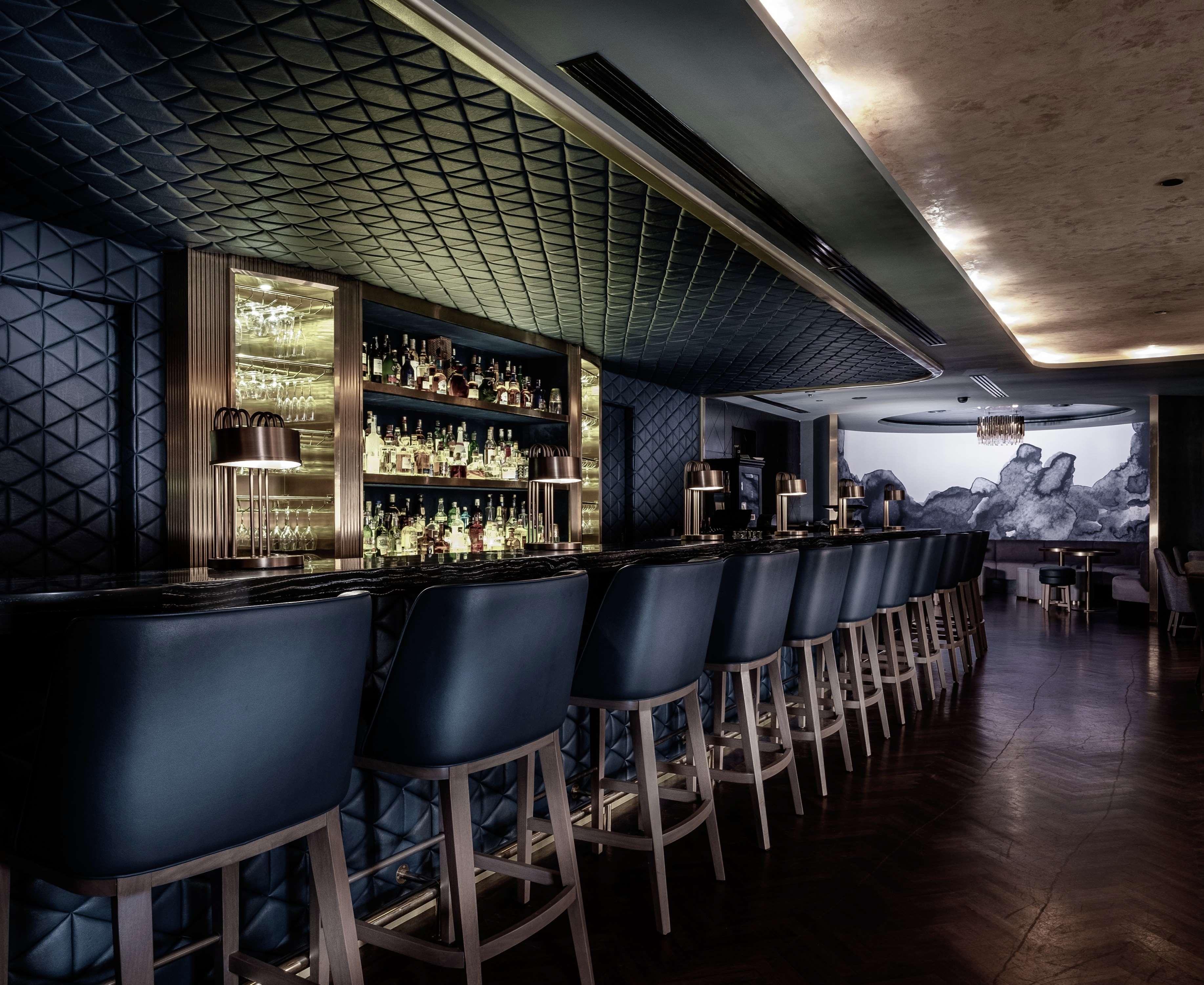 Отель Hilton Кота-Кинабалу Экстерьер фото The bar at the 1905 Bar