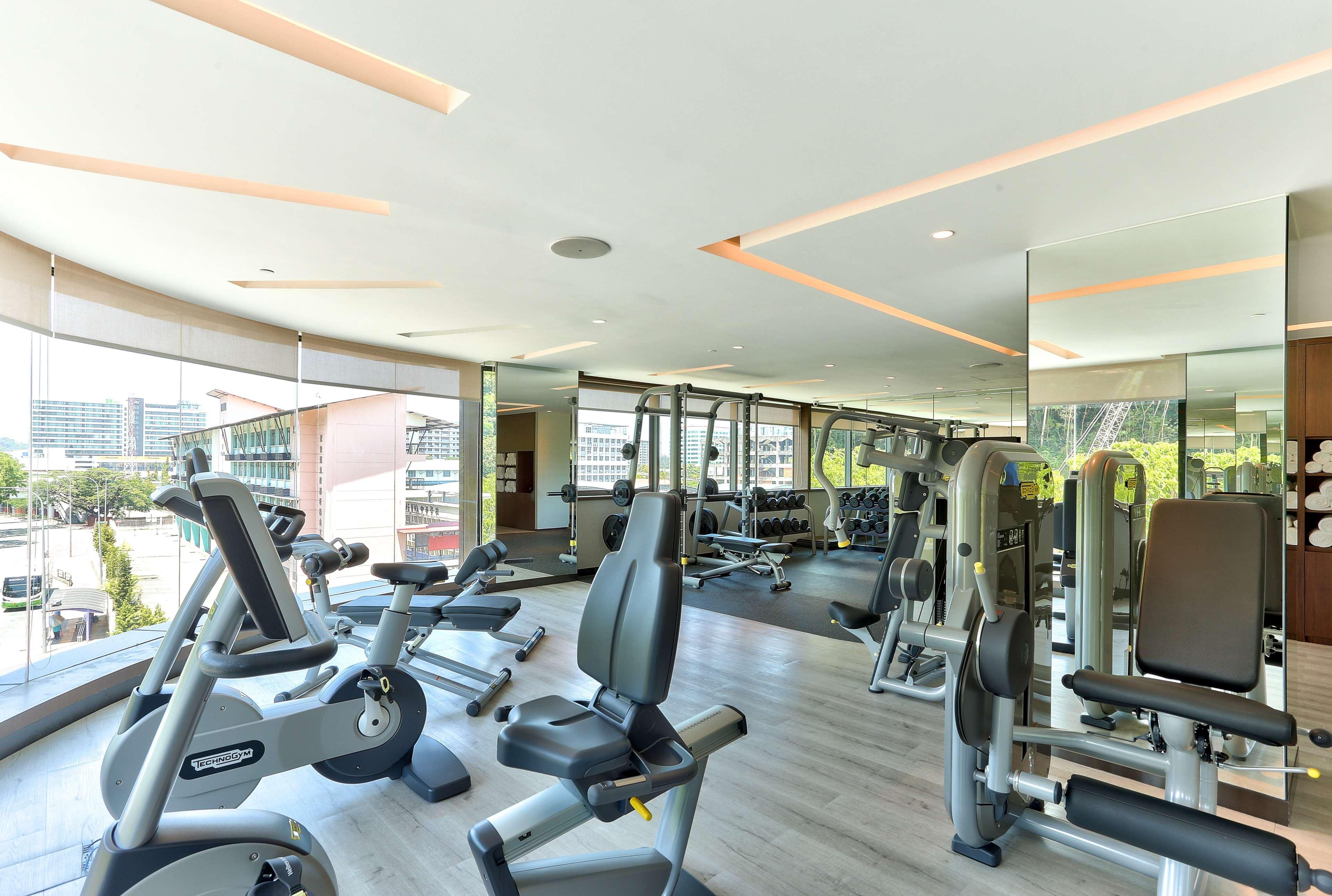 Отель Hilton Кота-Кинабалу Экстерьер фото The gym at the hotel
