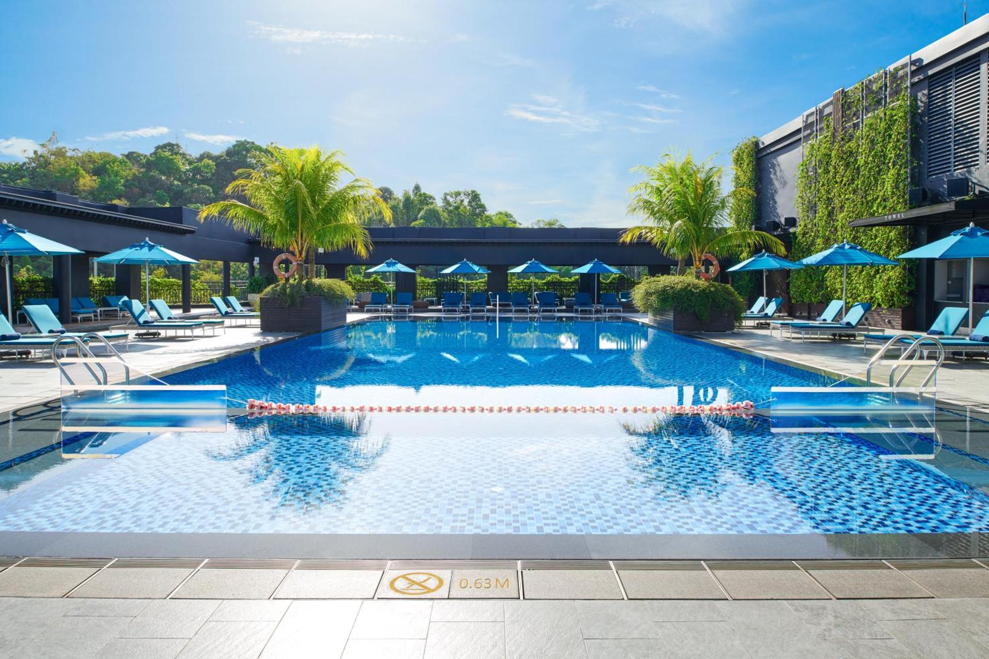 Отель Hilton Кота-Кинабалу Экстерьер фото The swimming pool at the hotel
