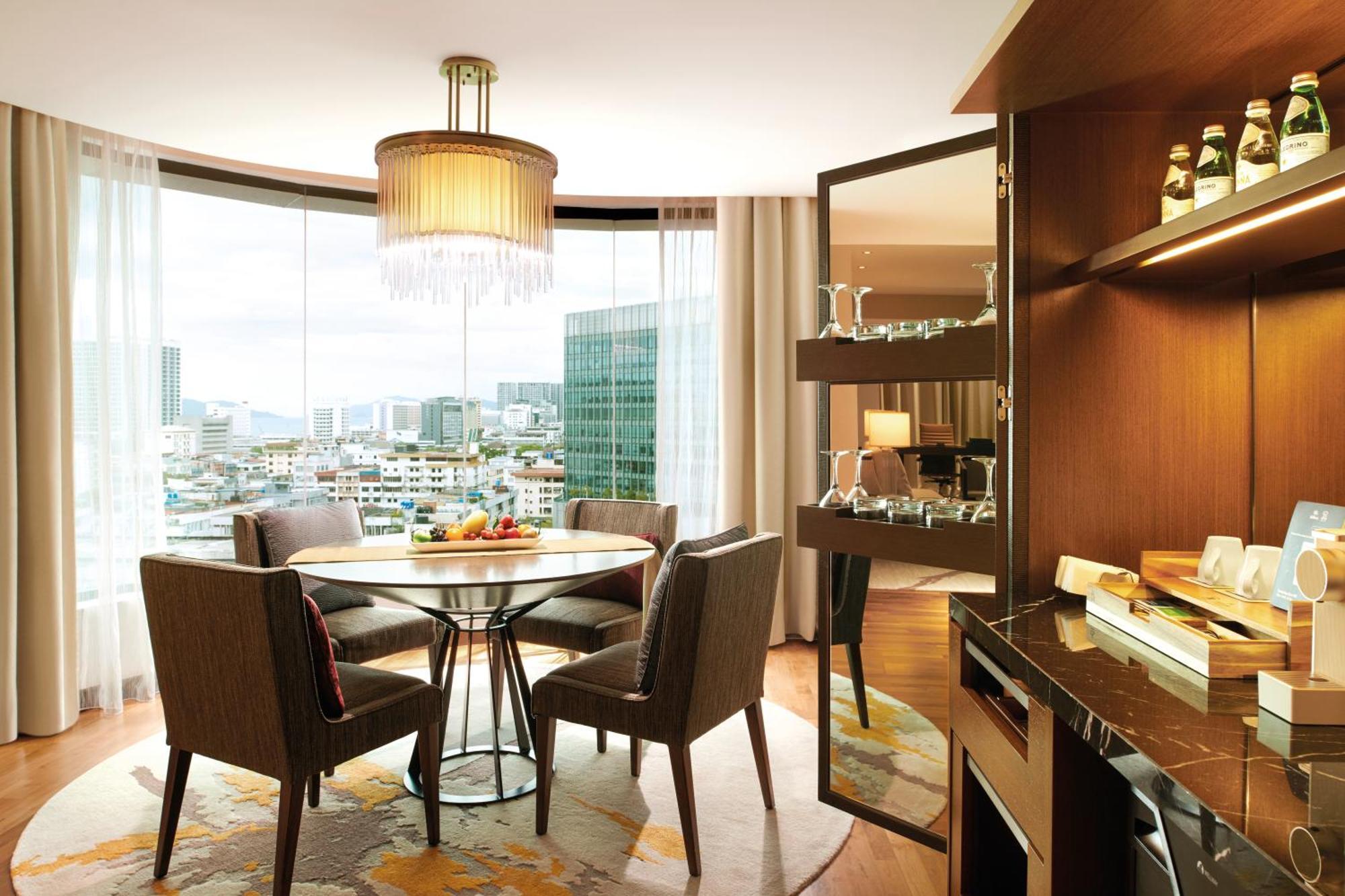Отель Hilton Кота-Кинабалу Экстерьер фото A dining room