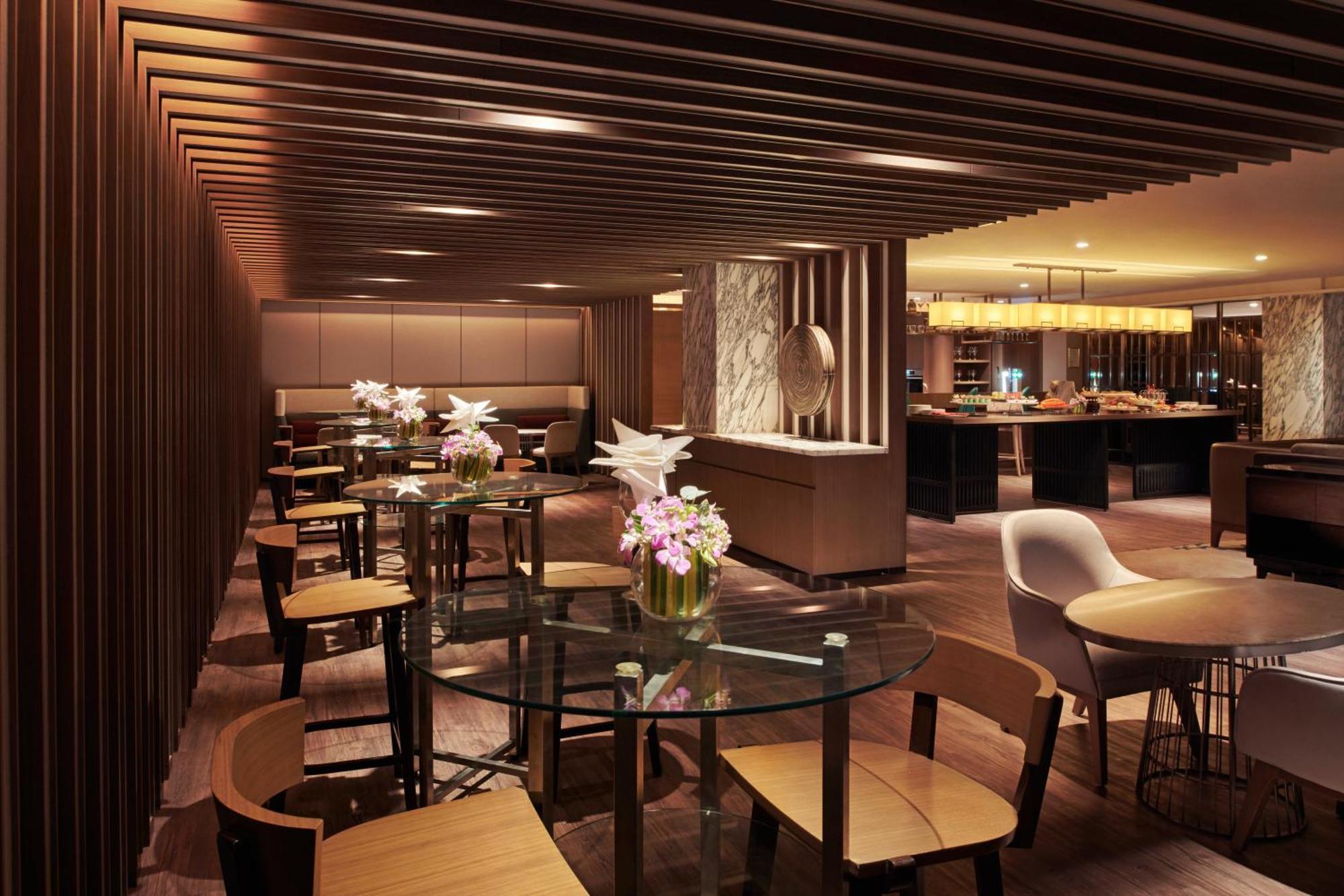 Отель Hilton Кота-Кинабалу Экстерьер фото The Wing at Hong Kong International Airport