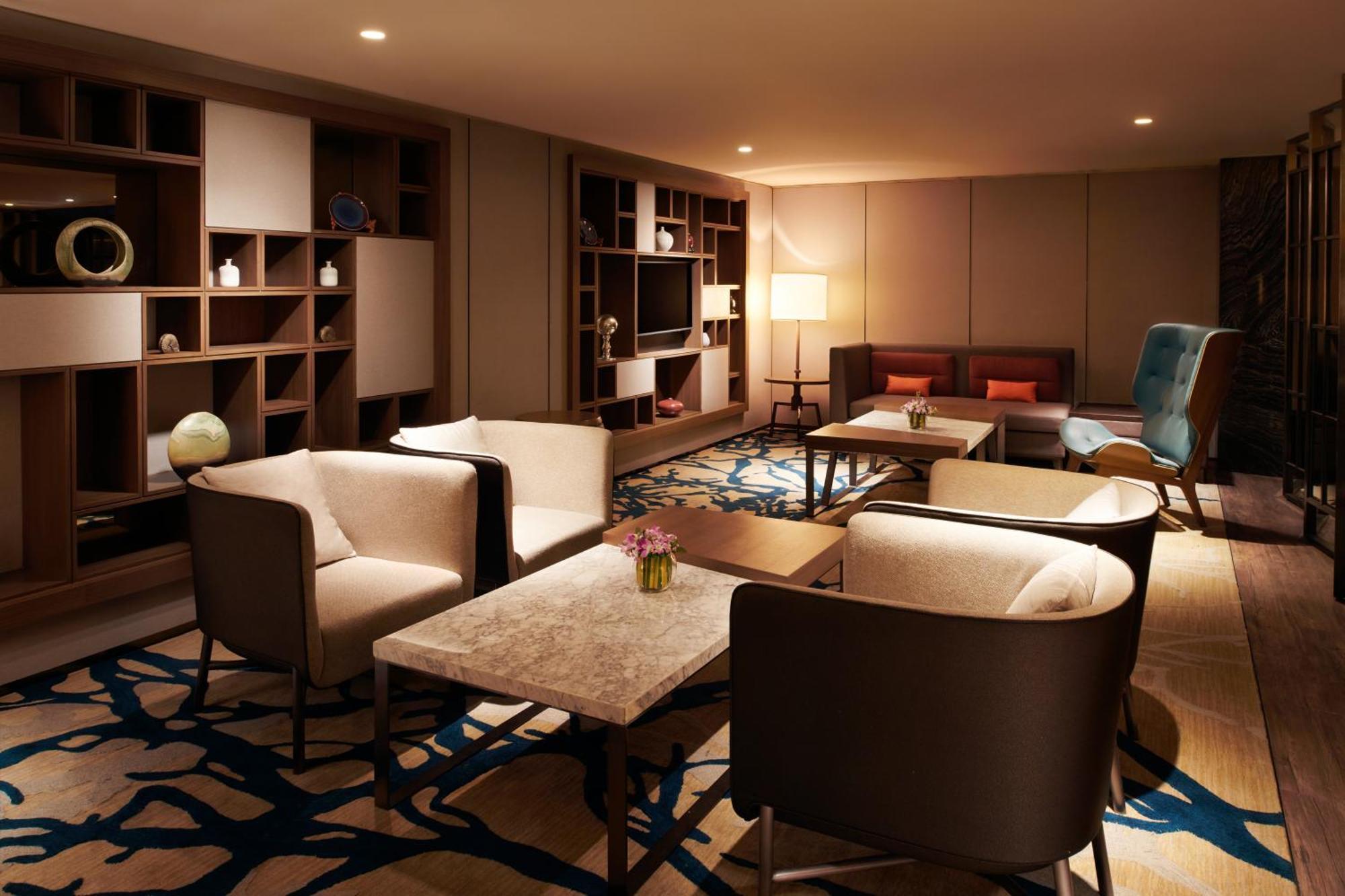 Отель Hilton Кота-Кинабалу Экстерьер фото The Club lounge at Hong Kong International Airport
