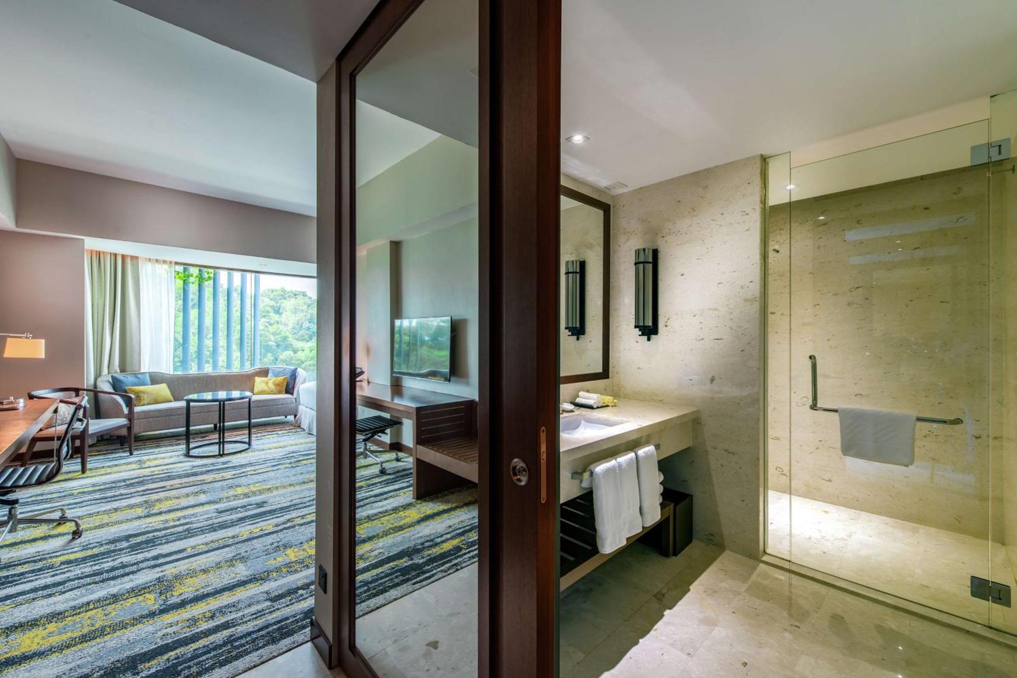 Отель Hilton Кота-Кинабалу Экстерьер фото Deluxe Suite