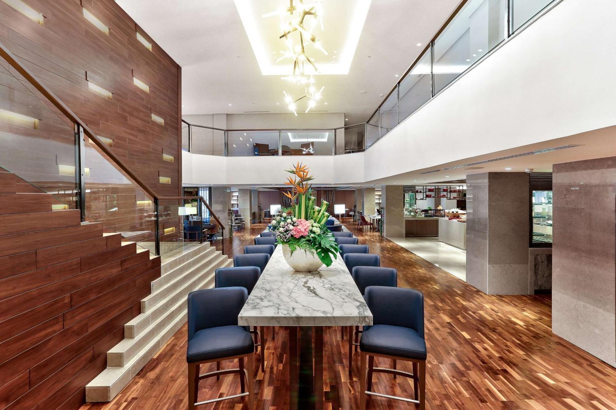 Отель Hilton Кота-Кинабалу Экстерьер фото The interior of the lounge