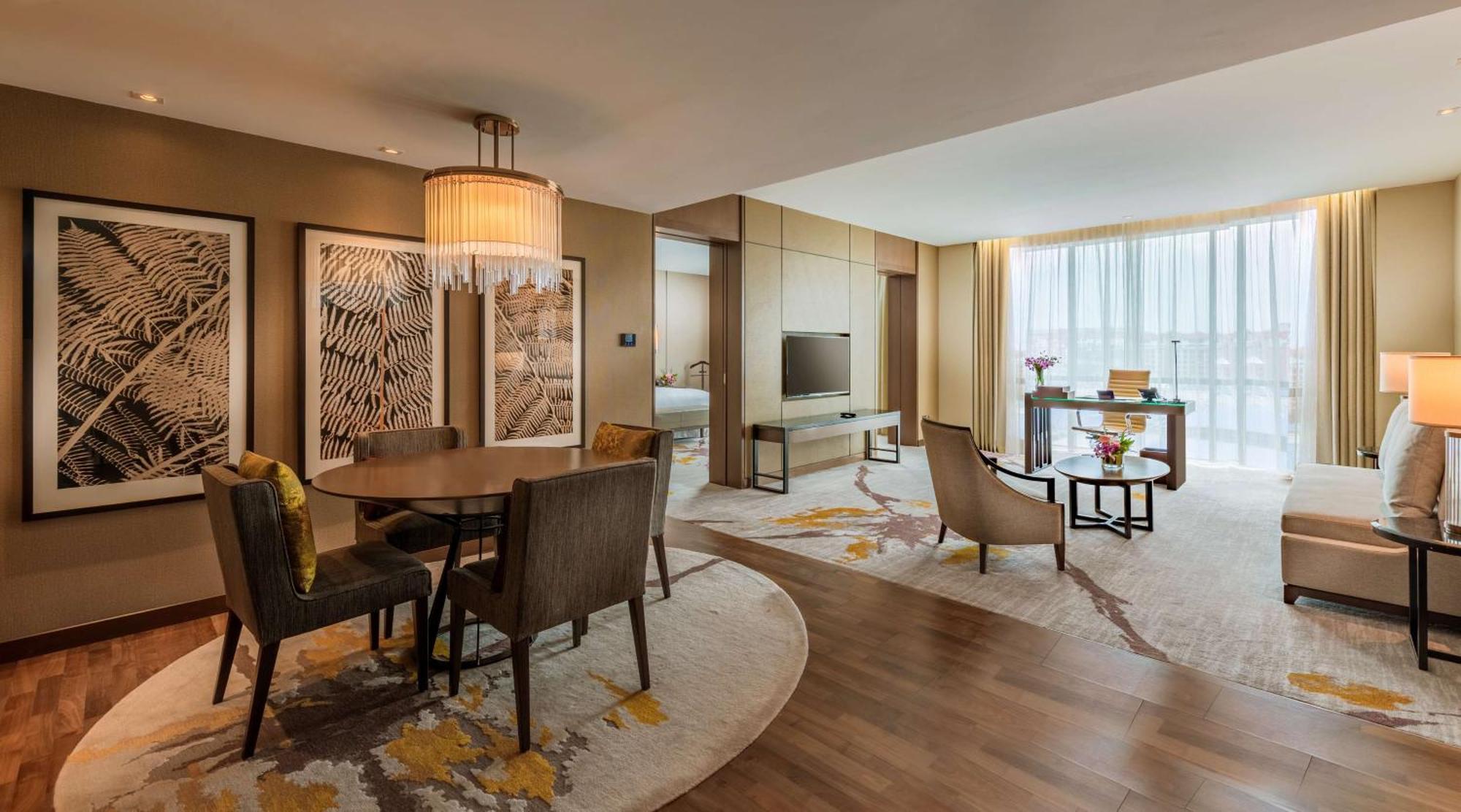 Отель Hilton Кота-Кинабалу Экстерьер фото A suite at the hotel